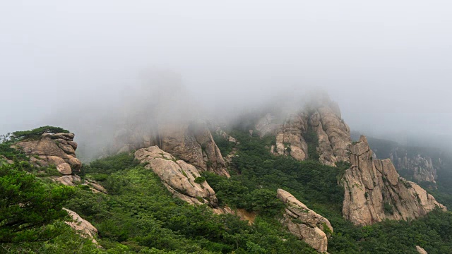 天望峰云海流景(赤旗三山第二高峰，以日出观测点而闻名)视频素材