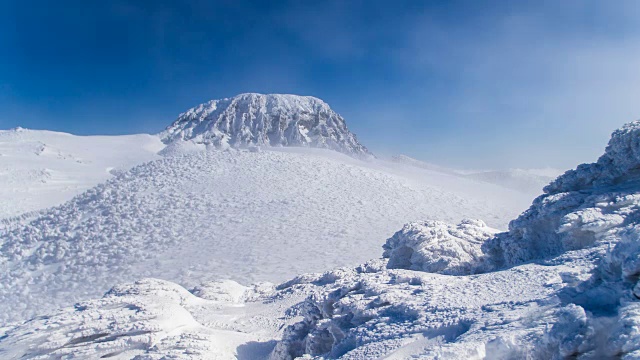 Hallasan山(联合国教科文组织世界遗产和著名旅游胜地)的雪景视频素材