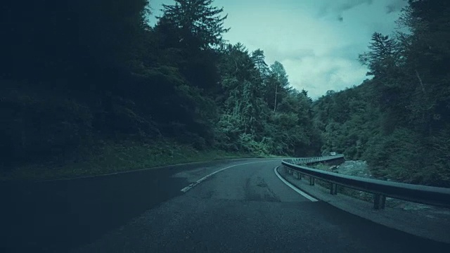 晚上在山路上开车视频素材