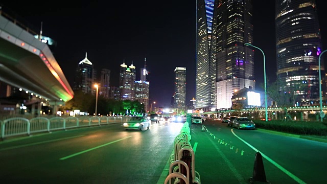 夜景上海标志性建筑，中国，建筑和交通灯小径视频素材