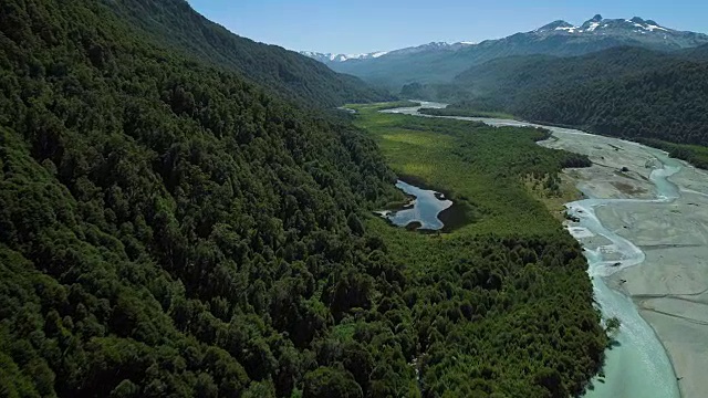 蜿蜒流过巴塔哥尼亚山谷的小溪视频素材