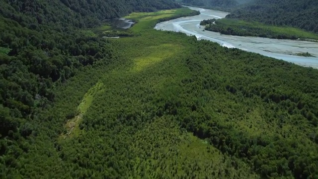 山谷溪流鸟瞰图视频素材