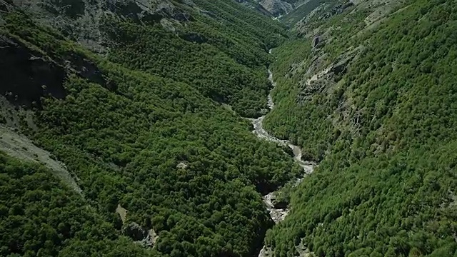 飞越智利的山溪视频素材