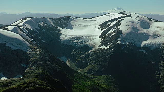 山顶冰川的航拍图视频素材