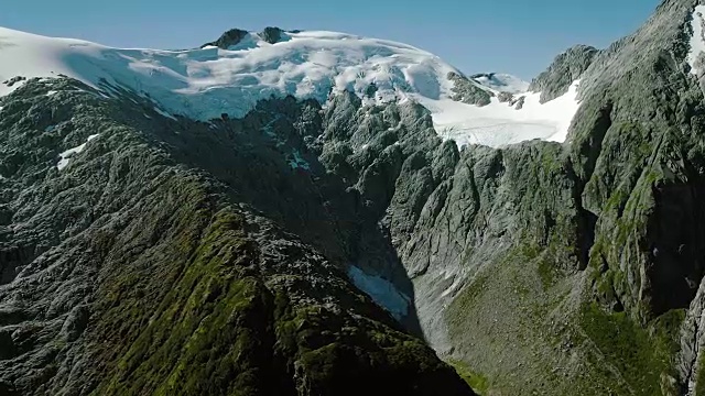 智利一座山的山顶上有一座冰川视频素材