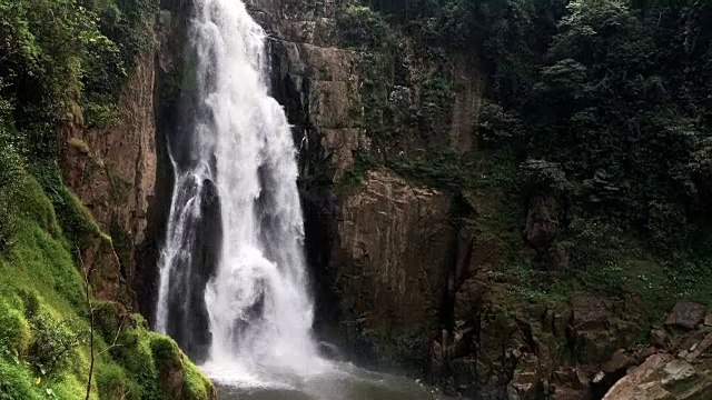 泰国Khao Yai国家公园森林深处的瀑布视频素材