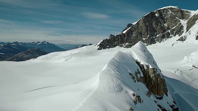 巴塔哥尼亚山上的雪和岩石视频素材