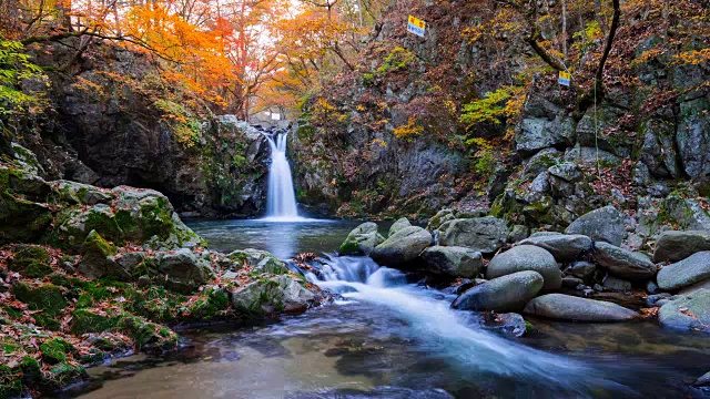 洪gryudong峡谷中雍门埔浦瀑布景观(热门旅游景点)视频素材