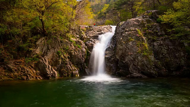 洪gryudong峡谷中雍门埔浦瀑布景观(热门旅游景点)视频素材