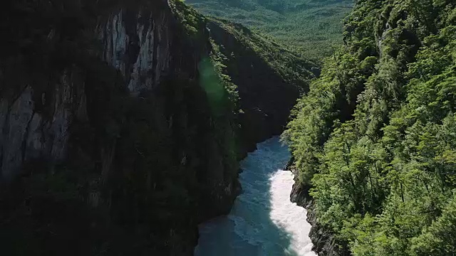 偏远巴塔哥尼亚的强大河流视频素材