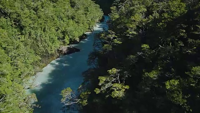 帕斯夸河流经峡谷视频素材