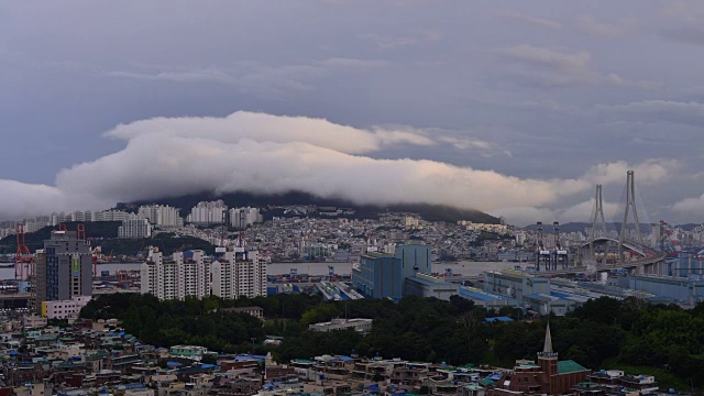 Bongnaesan山和Gamman集装箱码头的海雾(釜山是仅次于首尔的第二大人口城市)视频素材