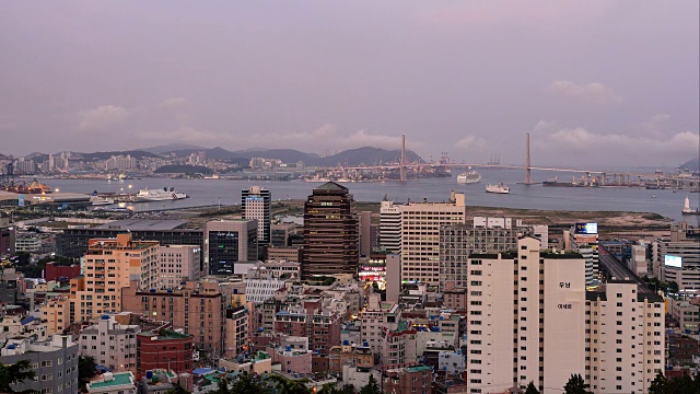 釜山海港大桥和游船(韩国著名大桥)日落视频素材