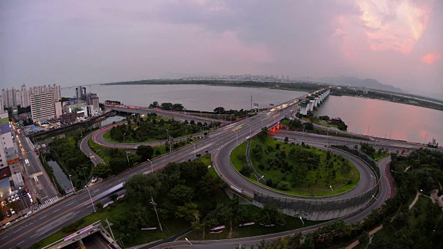 圆形十字路口和Nakdong河(韩国最长的河流)上的白天到晚上的交通景象视频素材