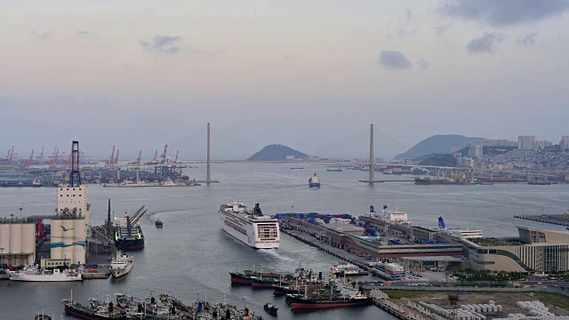 釜山海港大桥及游轮(韩国最大港口)视频素材