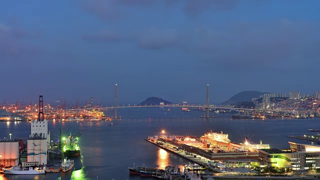 釜山港大桥和釜山北港(韩国最大港口)的日落景观视频素材