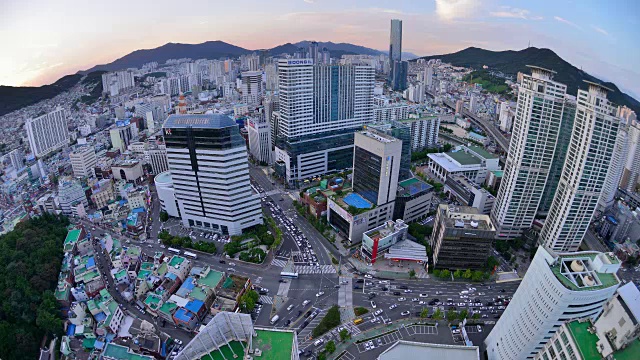 釜山Beomil十字路口夜景(釜山是仅次于首尔的第二大人口城市)视频素材