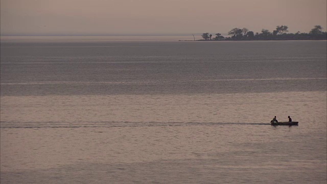 黄昏时分，小船在雨中漂流视频素材