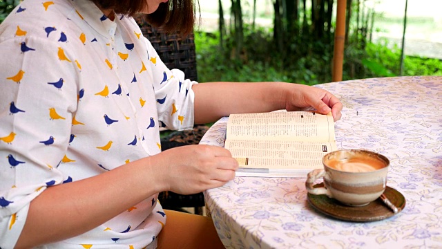 年轻女子在咖啡馆看书视频素材