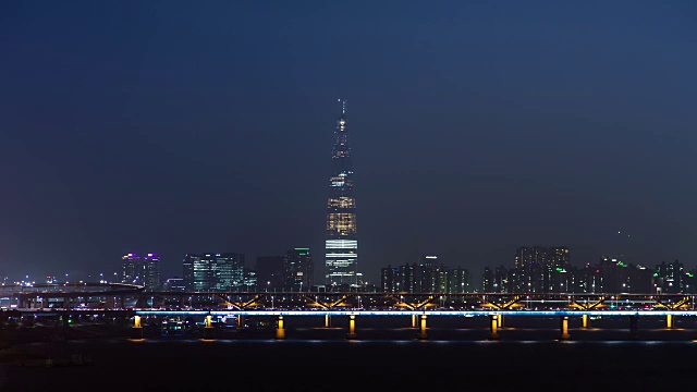 清damdaegyo和乐天世界大厦夜景(乐天世界大厦是韩国最高的建筑之一)视频素材