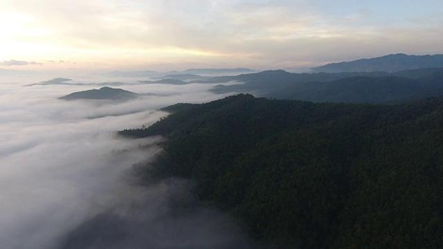 飞过迷雾山。视频素材