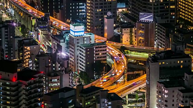 在高峰时刻高速公路上的延时交通和运输视频素材