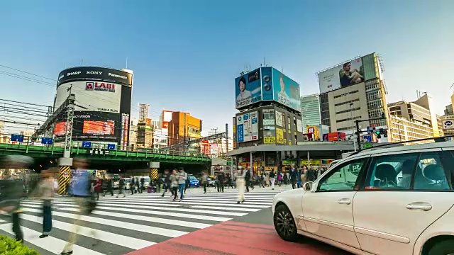 在新宿金融区步行购物。视频素材