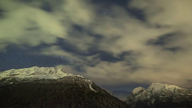 卡斯特拉西奥山上夜晚的星星和飘过的云彩视频素材