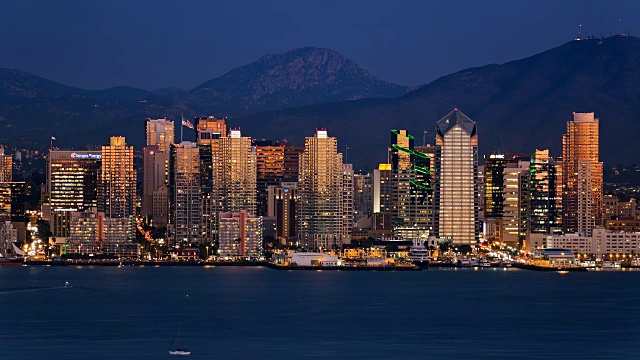 T/L夜景圣地亚哥天际线的特写，以山为背景/圣地亚哥，加利福尼亚州，美国视频素材