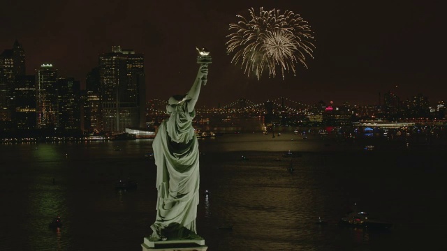 空中俯瞰自由女神像与烟花在晚上/纽约市视频素材