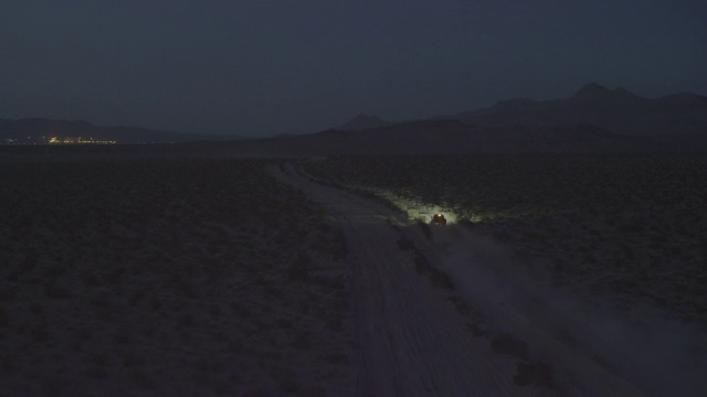 在沙漠中驾驶汽车的WS AERIAL TS视图/纽约市，美国视频素材