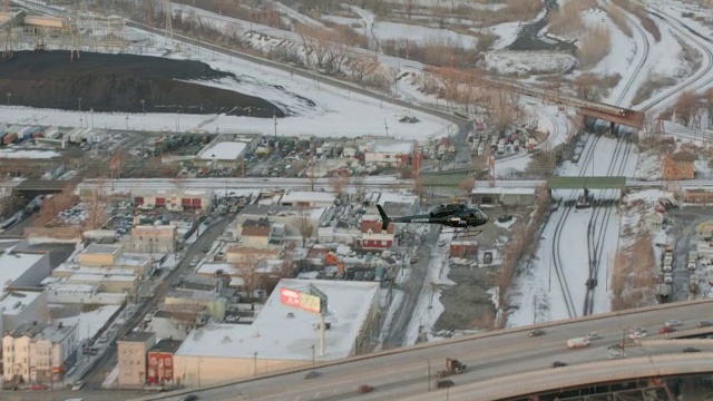 直升机飞过城市繁忙的道路和下雪的街道/纽约市视频素材