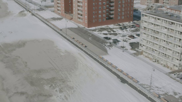 雪中海滩上建筑物的WS鸟瞰图/纽约市，美国视频素材