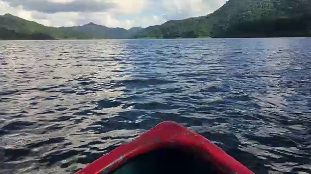 在哈纳巴尼拉水坝或湖泊保护区进行生态旅游，白天在山间划船视频素材