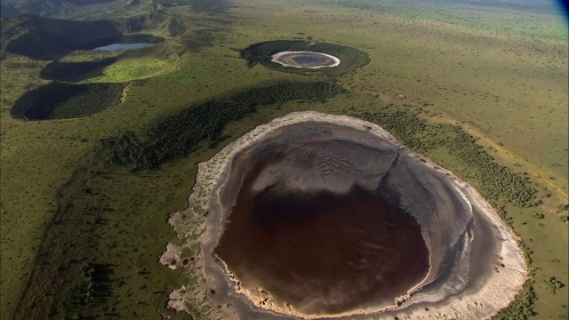 乌干达，森林和死火山湖上空视频素材