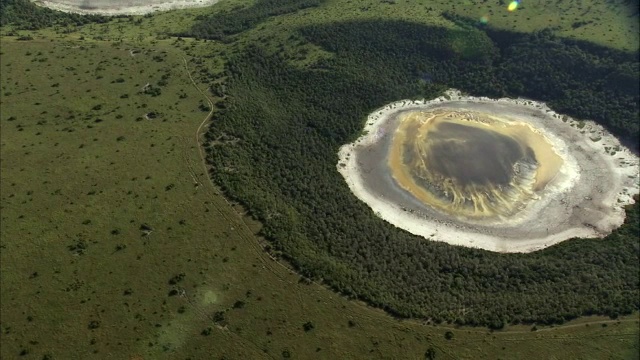 乌干达，森林和死火山湖上空视频素材