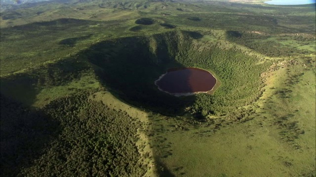 乌干达，森林和死火山湖上空视频素材