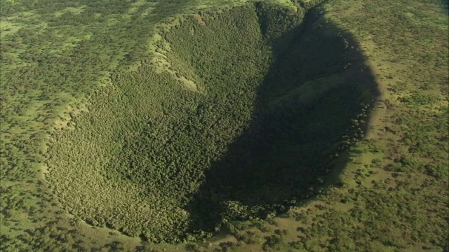 在乌干达灭绝的火山口上空的森林上空视频素材