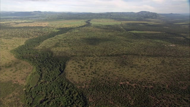 乌干达Kyambura河峡谷和森林草原上空视频素材