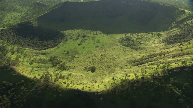 在森林和灭绝的火山口上空，乌干达视频素材