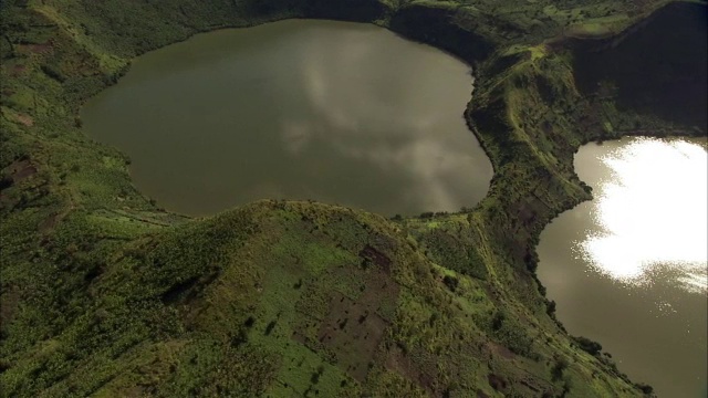 上图为乌干达火山口湖反射的阳光视频素材