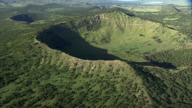 在乌干达灭绝的火山口上空飞行视频素材