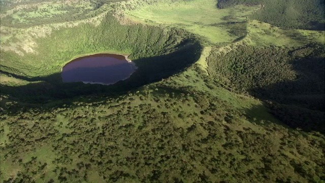 乌干达，森林和死火山湖上空视频素材