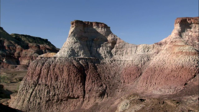 潘翻越五色山，卡拉麦里自然保护区，中国新疆视频素材