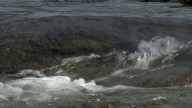 河流流过岩石，卡拉麦里自然保护区，中国新疆视频素材