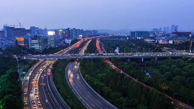 奥运公路(这条公路是首尔的主要路线)上的交通夜景视频素材