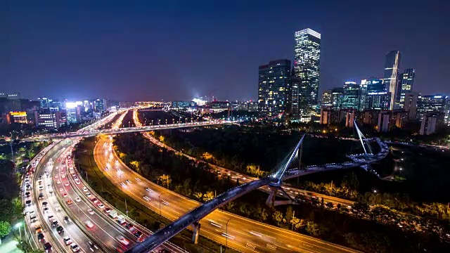 奥运公路(这条公路是首尔的主要路线)上的交通夜景视频素材