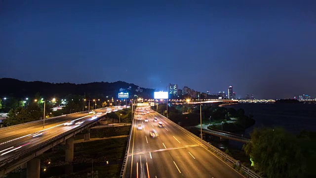 奥运公路(这条公路是首尔的主要路线)上的交通夜景视频素材