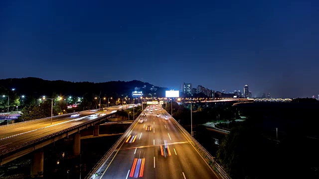 奥运公路(这条公路是首尔的主要路线)上的交通夜景视频素材