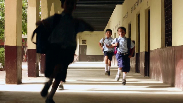 一群学生在学校里跑步，哈里亚纳邦，印度视频素材